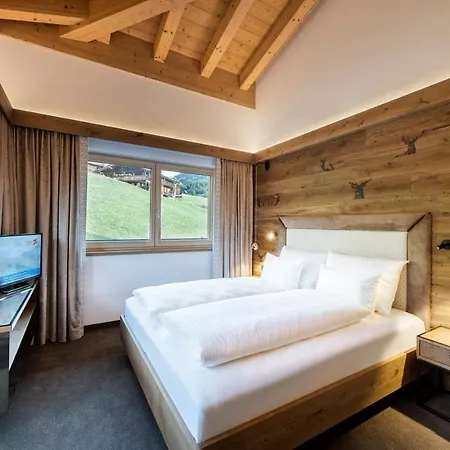 Alpstuga Chalet's Alpenjuwel Tux